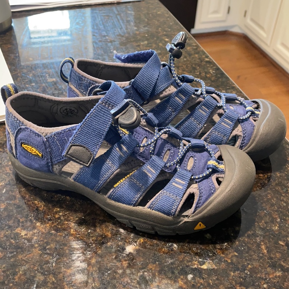 Kids Keen water/hiking shoes sz 2 navy